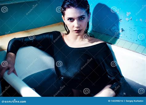 Ragazza Con Le Spalle Nude Che Si Trovano Nel Bagno Con Acqua Porpora Colorata Concetto Di Modo