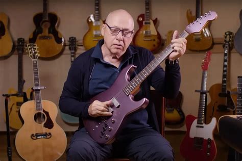 Mark Knopfler Dire Straits vai vender a sua coleção de guitarras