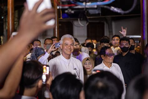 Thousands Cheer Ganjar Pranowo And Mahfud Md As They Register For