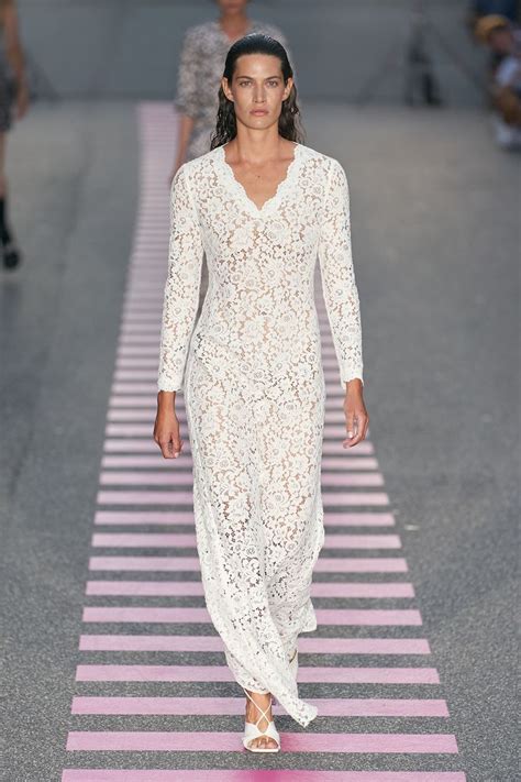 Pin de Ольга Воденникова em Кружевное | Vestidos