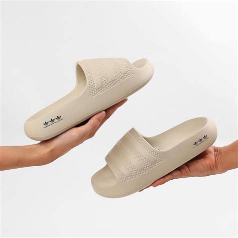 Dép nam nữ Ayoon màu trắng kem mới nhất Hot 2023 Dép ayoon trắng kem đế cao su non full box