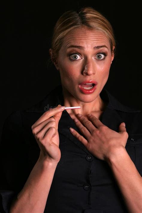 Eine Attraktive Junge Blonde Frau Wird Entsetzt Um Zu Denken Dass Sie Schwanger Ist Stockbild