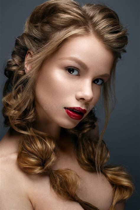 Bella Ragazza Con Le Trecce Ed Il Trucco Delicato Nude Modello Di Bellezza Con Le Labbra Rosse