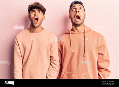 Jeune Couple Gay Portant Des V Tements D Contract S En Col Re Et Fou Hurlant Frustr Et Furieux