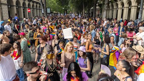 Londa Arcobaleno Del Pride Torino Sfila Con Lo Slogan Damore E Di