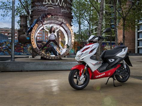 Revista Scooter Nuevos Yamaha Aerox R Y Aerox Naked R