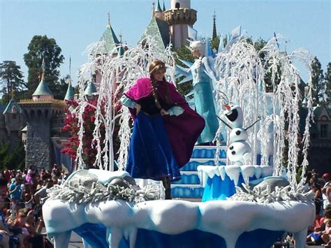 #Frozen pre-parade featuring Anna, Elsa & Olaf #Disneyland - The Geek's Blog @ disneygeek.com