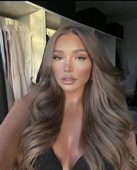 Curled Blonde Hair Brunette Hair With Highlights Hair Color Highlights Brunette Hair Color