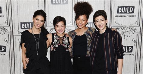 Disney Hizo Historia Con El Primer Personaje Gay Saliendo Del Cl Set Entretenimiento Cultura