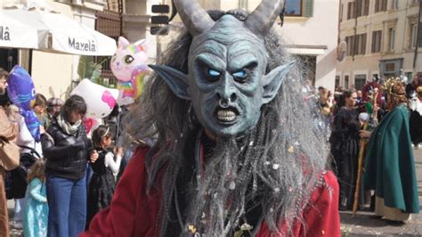 Carnevale Di Verona In Aprile Le Foto Dell Inedita Sfilata Daily