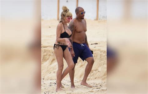 Busty Wendy Williams Boasts Curves In Teeny Bikini At