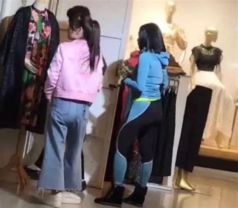 Bom sex gốc Việt Chung Lệ Đề lộ bụng lùm lùm nghi đang mang thai lần với chồng kém tuổi