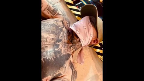 完全に入れ墨された底は本当に自分自身を楽しんで本当に素敵なクリアカムで終わる Pornhub Gay