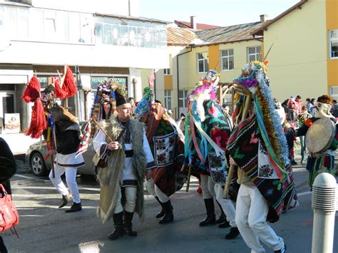 Neobişnuitul Pe Mapamond Obiceiuri De Iarna In Bucovina Parada Pe 30