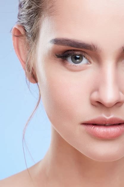 Retrato Da Beleza De Mulher Bonita Metade Do Rosto De Mulher Maquiagem Nude Conceito De