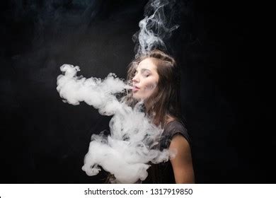 350 imágenes de Naked woman vaping Imágenes fotos y vectores de stock Shutterstock