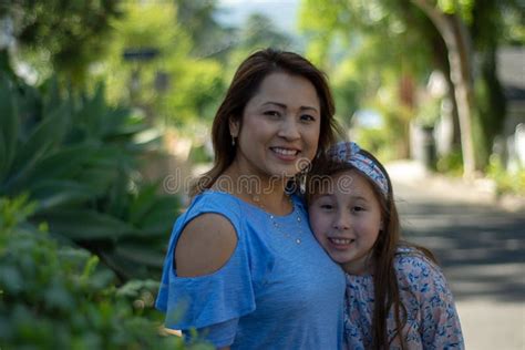 Madre E Hija De Latina Que Sonr En Y Que R En En La Calle Suburbana Foto De Archivo Imagen De