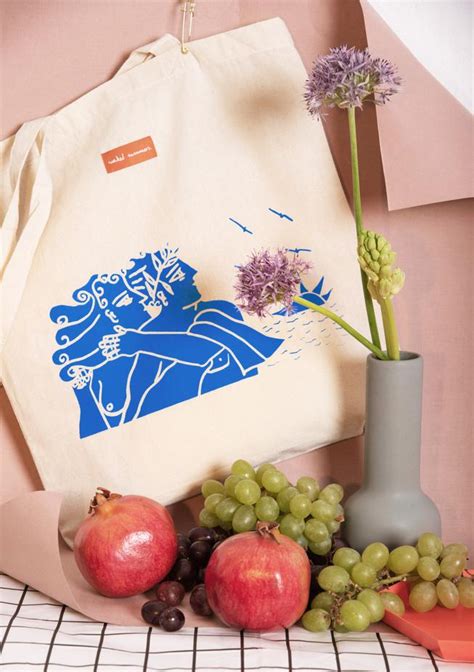 Κάθε κομμάτι naked summers είναι μια μικρή ωδή στο ελληνικό καλοκαίρι