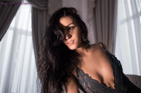 Gorgeous Babe Poses In Her Seductive Lingerie For The Camera 16 Photos