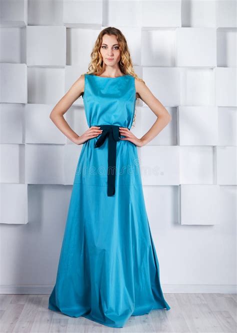 Belle Femme Blonde Dans La Longue Robe Bleue Image Stock Image Du Femelle Type