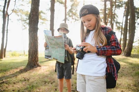 Niños Exploradores En El Bosque Foto Premium