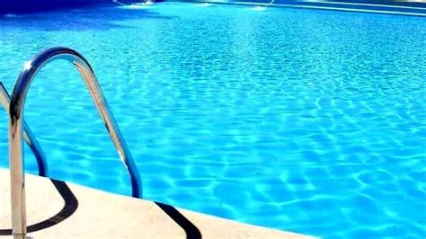 Cade In Piscina E Rischia Di Annegare Grave Un Bambino Di Anni