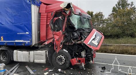 THL 5 VU Mehrere LKW Mehrere Personen Eingeklemmt Freiwillige