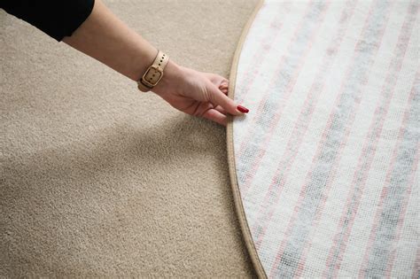 Tapis rond doux Hypnose beige nude Galon beige foncé Decoweb