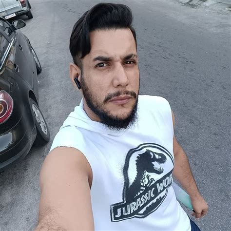 Às vezes tenho impressão de que o Rio de Janeiro já deu o que tinha que dar pra mim Ser gay