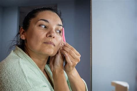 Premium Photo Latina Girl Uses Disposable Eyebrow Shapers In Her Beauty Routine