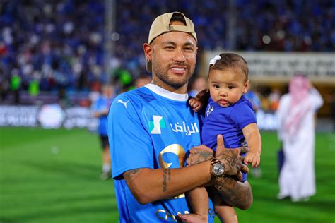 Foto No estádio Neymar posou para fotos Mavie sua filha