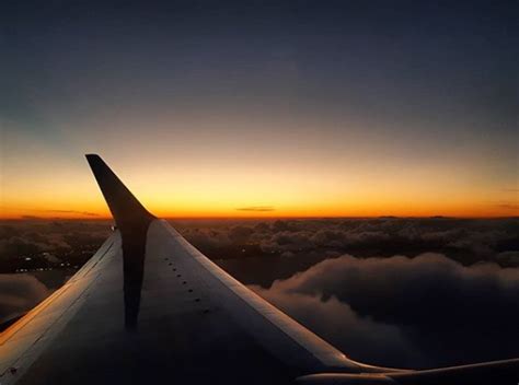 Qué derechos tengo si mi vuelo se retrasa o lo reprograman