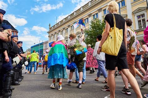 La Gente Se Congrega Con Banderas De Arco Iris En Marcha Para Apoyar A