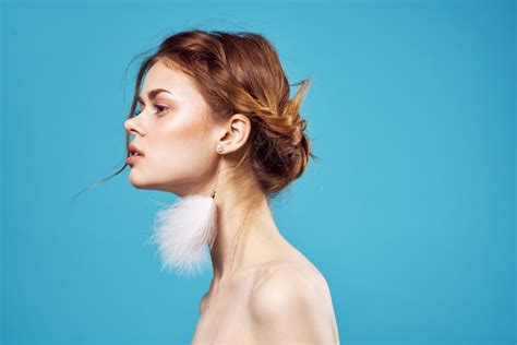 Premium Photo Attractive Woman Naked Shoulders Fluffy Earrings Bright Makeup