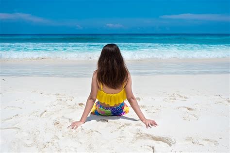 Hermosa Mujer En Bikini Sentada Y Mirando El Cielo En La Naturaleza De Playa Tropical Con Arena