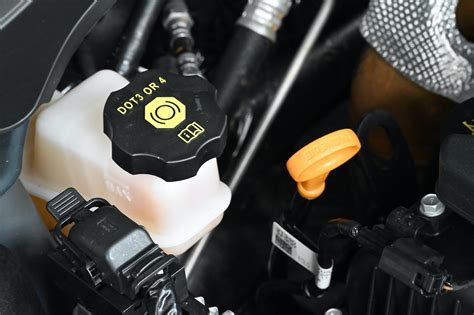 memeriksa minyak rem mobil   langkah hyundai mobil indonesia