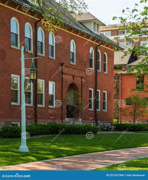 Restaurant guide explains the dining in East Lansing MI trends 21