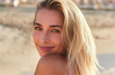 Shelly Sterk Moedigt Nederlands Elftal Geheel In Stijl Aan In Oranje Bikini