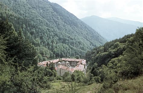 Вижте София през 1968-ма, когато Бийтълс за малко не пяха у нас ...