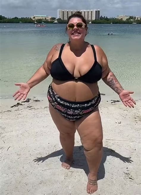 Je suis fière de mon corps tout en courbes et jadore lexhiber en bikini à la plage je ne