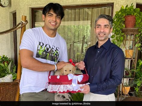 Abhinav Bindra Meets India S Golden Man Neeraj Chopra Presents Him A