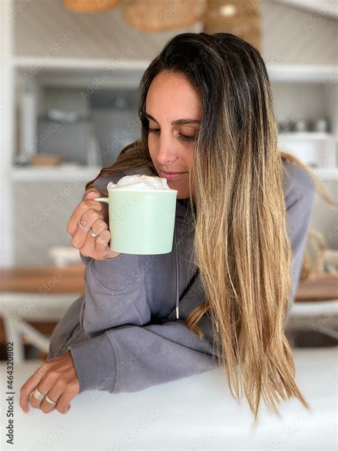 Ni A Latina Tomando Una Taza De Chocolate O Caf Caliente Y Muy Espumoso Lleva Poleron Gris