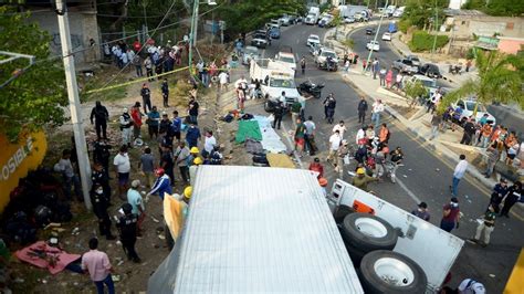 Tragedia en Chiapas Mueren 55 migrantes al volcar un tráiler El