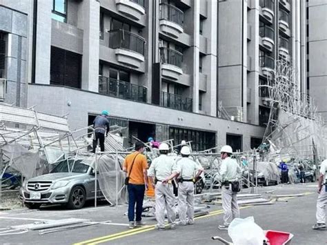 台中市南區建案工地鷹架倒塌砸6車，市府勒令停工開罰 爆料公社