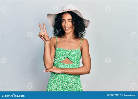 Jovem Latina Usando Um Chapéu De Verão Sorrindo Cara Feliz Piscando Na Câmera Fazendo Sinal