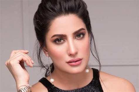 mehwish tells fans  hold   hope  dark times