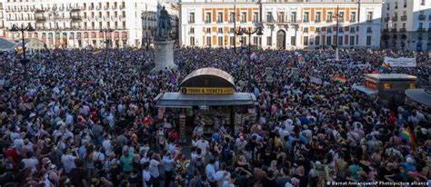 Espanha Tem Protestos Ap S Morte De Jovem Gay De Origem Brasileira