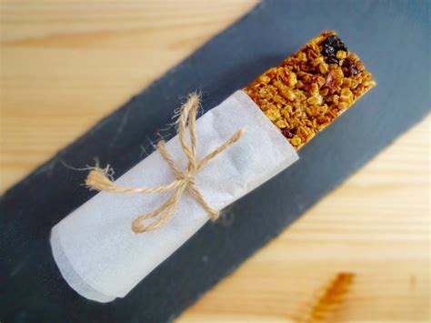 Muesli Bars Makan With Cherry