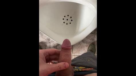 在男厕所的小便池里小便 Pornhub Gay