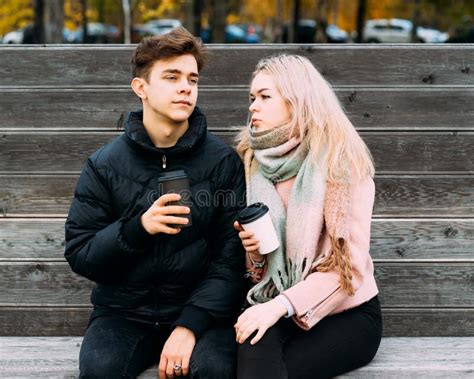 Lieve Brunette Jongen En Knappe Meid Blonde Koffie Drinken En Praten Op Date Loopende Tieners